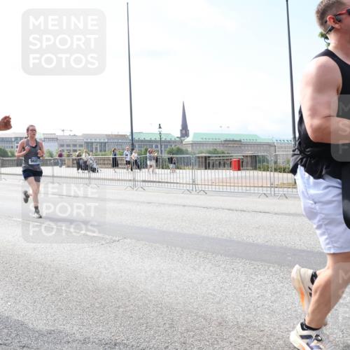 29.06.2025 - hella hamburg halbmarathon Lena Gebhardt http://msf.ph/oto/8253023 29.06.2025 10:10:34 Lombardsbrücke 1186, 1548, 1573, 3921, 4389, 5182, 5440, 5511, 5990, 5991, 7042, 7250, 7333, 7636, 7685, 8219, 8890, 9169, 9366, 9434, 9681, 9816, 9829, 10036, 10943, 11027, 11180, 11355, 11887, 11904, 11905, 12008, 12629, 13588, 13594, 13797, 13825, 13901, 14679, 14822, 15214, 15409, 16166, 16344, 16445, 16639, 16808, 16872, 17148, 17532, 17730, 18196, 18949, 19023 meine-sportfotos.de