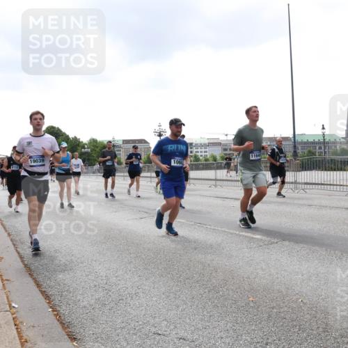 29.06.2025 - hella hamburg halbmarathon Lena Gebhardt http://msf.ph/oto/8253037 29.06.2025 10:45:46 Lombardsbrücke 1004, 1033, 1060, 1085, 1100, 1104, 1421, 1426, 1555, 1713, 1854, 1867, 1868, 1983, 2008, 2216, 2217, 2398, 2522, 2550, 2657, 2664, 2917, 2954, 2965, 2973, 3357, 3377, 3879, 4099, 4102, 4104, 4223, 4224, 4306, 4317, 4388, 4504, 4572, 4820, 5044, 5108, 5339, 5635, 5636, 5769, 5770, 5892, 5949, 6133, 6150, 6333, 6623, 6763, 6911, 6922, 7268, 7283, 7356, 7530, 7541, 7605, 7859, 7894, 8745, 9120, 9121, 9426, 9620, 10030, 10182, 10225, 10327, 10329, 10367, 10511, 11358 meine-sportfotos.de
