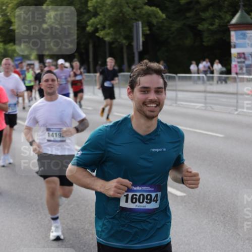 29.06.2025 - hella hamburg halbmarathon Jannik Wohlers http://msf.ph/oto/8253079 29.06.2025 09:56:46 Lombardsbrücke 1327, 1381, 1442, 1537, 1657, 1783, 2025, 2595, 2814, 2839, 2869, 3093, 3575, 3791, 4726, 4770, 5008, 5013, 5021, 5319, 5744, 6720, 7177, 7259, 7918, 8112, 8313, 8651, 8813, 8930, 9060, 9316, 10040, 10133, 10189, 10549, 10859, 11339, 11451, 11747, 11975, 12235, 12421, 12489, 12528, 12580, 12590, 12733, 13267, 13794, 13865, 14036, 14125, 14192, 14482, 14562, 14592, 15484, 15590, 15897, 16094, 16291, 16732, 17129 meine-sportfotos.de