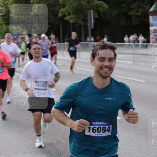 29.06.2025 - hella hamburg halbmarathon Jannik Wohlers http://msf.ph/oto/8253108 29.06.2025 09:56:46 Lombardsbrücke 1327, 1381, 1442, 1537, 1657, 1783, 2025, 2595, 2814, 2839, 2869, 3093, 3575, 3791, 4726, 4770, 5008, 5013, 5021, 5319, 5744, 6720, 7177, 7259, 7918, 8112, 8313, 8651, 8813, 8930, 9060, 9316, 10040, 10133, 10189, 10549, 10859, 11339, 11451, 11747, 11975, 12235, 12421, 12489, 12528, 12580, 12590, 12733, 13267, 13794, 13865, 14036, 14125, 14192, 14482, 14562, 14592, 15484, 15590, 15897, 16094, 16291, 16732, 17129 meine-sportfotos.de