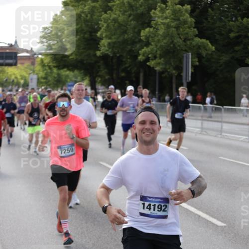 29.06.2025 - hella hamburg halbmarathon Jannik Wohlers http://msf.ph/oto/8253111 29.06.2025 09:56:47 Lombardsbrücke 1327, 1381, 1442, 1537, 1657, 1783, 2025, 2119, 2595, 2814, 2839, 2869, 3093, 3575, 3791, 4726, 4770, 5008, 5013, 5021, 5319, 5744, 6720, 6762, 7177, 7259, 7918, 8112, 8313, 8651, 8813, 8930, 9060, 9316, 10040, 10133, 10549, 10667, 10859, 11339, 11451, 11747, 11975, 12235, 12421, 12489, 12528, 12580, 12733, 13267, 13794, 13865, 14036, 14125, 14192, 14482, 14562, 14592, 15484, 15590, 15897, 16094, 16291, 16732, 17129 meine-sportfotos.de
