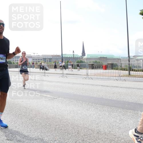 29.06.2025 - hella hamburg halbmarathon Lena Gebhardt http://msf.ph/oto/8253126 29.06.2025 10:10:34 Lombardsbrücke 1186, 1548, 1573, 3921, 4389, 5182, 5440, 5511, 5990, 5991, 7042, 7250, 7333, 7636, 7685, 8219, 8890, 9169, 9366, 9434, 9681, 9816, 9829, 10036, 10943, 11027, 11180, 11355, 11887, 11904, 11905, 12008, 12629, 13588, 13594, 13797, 13825, 13901, 14679, 14822, 15214, 15409, 16166, 16344, 16445, 16639, 16808, 16872, 17148, 17532, 17730, 18196, 18949, 19023 meine-sportfotos.de