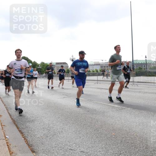 29.06.2025 - hella hamburg halbmarathon Lena Gebhardt http://msf.ph/oto/8253146 29.06.2025 10:45:46 Lombardsbrücke 1004, 1033, 1060, 1085, 1100, 1104, 1421, 1426, 1555, 1713, 1854, 1867, 1868, 1983, 2008, 2216, 2217, 2398, 2522, 2550, 2657, 2664, 2917, 2954, 2965, 2973, 3357, 3377, 3879, 4099, 4102, 4104, 4223, 4224, 4306, 4317, 4388, 4504, 4572, 4820, 5044, 5108, 5339, 5635, 5636, 5769, 5770, 5892, 5949, 6133, 6150, 6333, 6623, 6763, 6911, 6922, 7268, 7283, 7356, 7530, 7541, 7605, 7859, 7894, 8745, 9120, 9121, 9426, 9620, 10030, 10182, 10225, 10327, 10329, 10367, 10511, 11358 meine-sportfotos.de