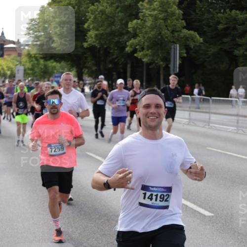 29.06.2025 - hella hamburg halbmarathon Jannik Wohlers http://msf.ph/oto/8253150 29.06.2025 09:56:47 Lombardsbrücke 1327, 1381, 1442, 1537, 1657, 1783, 2025, 2119, 2595, 2814, 2839, 2869, 3093, 3575, 3791, 4726, 4770, 5008, 5013, 5021, 5319, 5744, 6720, 6762, 7177, 7259, 7918, 8112, 8313, 8651, 8813, 8930, 9060, 9316, 10040, 10133, 10549, 10667, 10859, 11339, 11451, 11747, 11975, 12235, 12421, 12489, 12528, 12580, 12733, 13267, 13794, 13865, 14036, 14125, 14192, 14482, 14562, 14592, 15484, 15590, 15897, 16094, 16291, 16732, 17129 meine-sportfotos.de