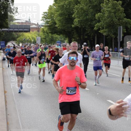 29.06.2025 - hella hamburg halbmarathon Jannik Wohlers http://msf.ph/oto/8253180 29.06.2025 09:56:48 Lombardsbrücke 1030, 1327, 1381, 1442, 1537, 1657, 1783, 2025, 2119, 2595, 2814, 2839, 2869, 3093, 3575, 3791, 4726, 4770, 5008, 5013, 5021, 5319, 5744, 6720, 6762, 7177, 7259, 7918, 8313, 8651, 8930, 9060, 9316, 10040, 10133, 10191, 10192, 10549, 10667, 10859, 11339, 11451, 11747, 11975, 12235, 12421, 12489, 12528, 12580, 12733, 13267, 13794, 13865, 14036, 14125, 14192, 14482, 14562, 14592, 15484, 15590, 15897, 16094, 16291, 16732, 17129 meine-sportfotos.de