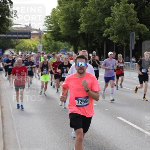 29.06.2025 - hella hamburg halbmarathon Jannik Wohlers http://msf.ph/oto/8253196 29.06.2025 09:56:48 Lombardsbrücke 1030, 1327, 1381, 1442, 1537, 1657, 1783, 2025, 2119, 2595, 2814, 2839, 2869, 3093, 3575, 3791, 4726, 4770, 5008, 5013, 5021, 5319, 5744, 6720, 6762, 7177, 7259, 7918, 8313, 8651, 8930, 9060, 9316, 10040, 10133, 10191, 10192, 10549, 10667, 10859, 11339, 11451, 11747, 11975, 12235, 12421, 12489, 12528, 12580, 12733, 13267, 13794, 13865, 14036, 14125, 14192, 14482, 14562, 14592, 15484, 15590, 15897, 16094, 16291, 16732, 17129 meine-sportfotos.de