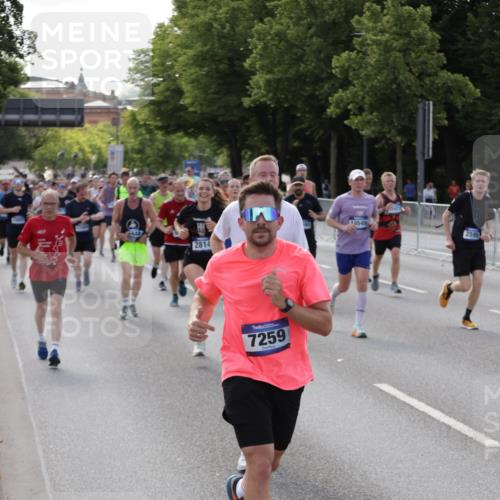 29.06.2025 - hella hamburg halbmarathon Jannik Wohlers http://msf.ph/oto/8253202 29.06.2025 09:56:48 Lombardsbrücke 1030, 1327, 1381, 1442, 1537, 1657, 1783, 2025, 2119, 2595, 2814, 2839, 2869, 3093, 3575, 3791, 4726, 4770, 5008, 5013, 5021, 5319, 5744, 6720, 6762, 7177, 7259, 7918, 8313, 8651, 8930, 9060, 9316, 10040, 10133, 10191, 10192, 10549, 10667, 10859, 11339, 11451, 11747, 11975, 12235, 12421, 12489, 12528, 12580, 12733, 13267, 13794, 13865, 14036, 14125, 14192, 14482, 14562, 14592, 15484, 15590, 15897, 16094, 16291, 16732, 17129 meine-sportfotos.de