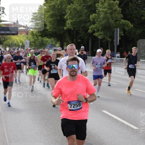 29.06.2025 - hella hamburg halbmarathon Jannik Wohlers http://msf.ph/oto/8253221 29.06.2025 09:56:48 Lombardsbrücke 1030, 1327, 1381, 1442, 1537, 1657, 1783, 2025, 2119, 2595, 2814, 2839, 2869, 3093, 3575, 3791, 4726, 4770, 5008, 5013, 5021, 5319, 5744, 6720, 6762, 7177, 7259, 7918, 8313, 8651, 8930, 9060, 9316, 10040, 10133, 10191, 10192, 10549, 10667, 10859, 11339, 11451, 11747, 11975, 12235, 12421, 12489, 12528, 12580, 12733, 13267, 13794, 13865, 14036, 14125, 14192, 14482, 14562, 14592, 15484, 15590, 15897, 16094, 16291, 16732, 17129 meine-sportfotos.de
