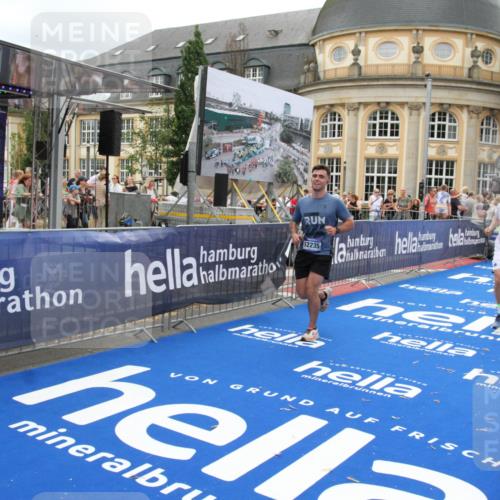 29.06.2025 - hella hamburg halbmarathon Michael Strokosch http://msf.ph/oto/8253227 29.06.2025 10:50:17 Ziel 1119, 3296, 4933, 7176, 7930, 7932, 8921, 10371, 11607, 12235, 13609, 13690, 15620, 16000, 18499, 18811, 19040 meine-sportfotos.de