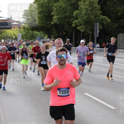 29.06.2025 - hella hamburg halbmarathon Jannik Wohlers http://msf.ph/oto/8253243 29.06.2025 09:56:48 Lombardsbrücke 1030, 1327, 1381, 1442, 1537, 1657, 1783, 2025, 2119, 2595, 2814, 2839, 2869, 3093, 3575, 3791, 4726, 4770, 5008, 5013, 5021, 5319, 5744, 6720, 6762, 7177, 7259, 7918, 8313, 8651, 8930, 9060, 9316, 10040, 10133, 10191, 10192, 10549, 10667, 10859, 11339, 11451, 11747, 11975, 12235, 12421, 12489, 12528, 12580, 12733, 13267, 13794, 13865, 14036, 14125, 14192, 14482, 14562, 14592, 15484, 15590, 15897, 16094, 16291, 16732, 17129 meine-sportfotos.de