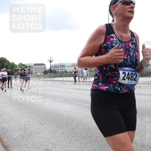 29.06.2025 - hella hamburg halbmarathon Lena Gebhardt http://msf.ph/oto/8253258 29.06.2025 10:34:15 Lombardsbrücke 1417, 1672, 1705, 1787, 2023, 2265, 2412, 2464, 2482, 2496, 2510, 2511, 2526, 2801, 2933, 3145, 3264, 3340, 3345, 3829, 3848, 4479, 4540, 4807, 4824, 4826, 4942, 5561, 5566, 5584, 5609, 5691, 6105, 6171, 6329, 6364, 6515, 6516, 6571, 6574, 6956, 7027, 7324, 7329, 7565, 7644, 8202, 8277, 8349, 8375, 8377, 8383, 8401, 8705, 8965, 9094, 9379, 9875, 9995, 10007, 10071, 10360, 10564, 11872, 13957, 16682, 16919, 17230, 18158, 18941 meine-sportfotos.de