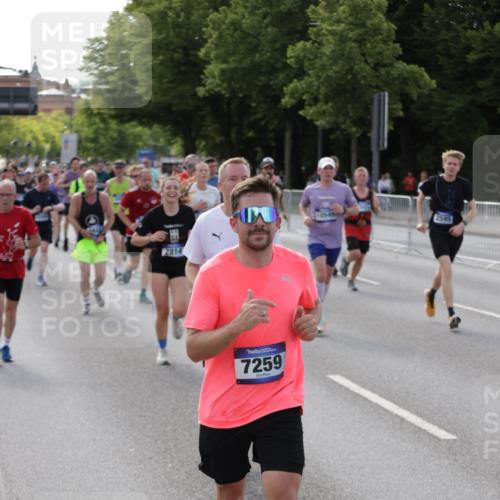 29.06.2025 - hella hamburg halbmarathon Jannik Wohlers http://msf.ph/oto/8253272 29.06.2025 09:56:48 Lombardsbrücke 1030, 1327, 1381, 1442, 1537, 1657, 1783, 2025, 2119, 2595, 2814, 2839, 2869, 3093, 3575, 3791, 4726, 4770, 5008, 5013, 5021, 5319, 5744, 6720, 6762, 7177, 7259, 7918, 8313, 8651, 8930, 9060, 9316, 10040, 10133, 10191, 10192, 10549, 10667, 10859, 11339, 11451, 11747, 11975, 12235, 12421, 12489, 12528, 12580, 12733, 13267, 13794, 13865, 14036, 14125, 14192, 14482, 14562, 14592, 15484, 15590, 15897, 16094, 16291, 16732, 17129 meine-sportfotos.de