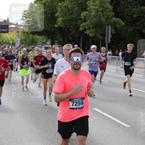 29.06.2025 - hella hamburg halbmarathon Jannik Wohlers http://msf.ph/oto/8253285 29.06.2025 09:56:48 Lombardsbrücke 1030, 1327, 1381, 1442, 1537, 1657, 1783, 2025, 2119, 2595, 2814, 2839, 2869, 3093, 3575, 3791, 4726, 4770, 5008, 5013, 5021, 5319, 5744, 6720, 6762, 7177, 7259, 7918, 8313, 8651, 8930, 9060, 9316, 10040, 10133, 10191, 10192, 10549, 10667, 10859, 11339, 11451, 11747, 11975, 12235, 12421, 12489, 12528, 12580, 12733, 13267, 13794, 13865, 14036, 14125, 14192, 14482, 14562, 14592, 15484, 15590, 15897, 16094, 16291, 16732, 17129 meine-sportfotos.de