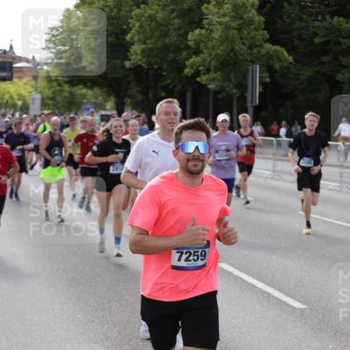 29.06.2025 - hella hamburg halbmarathon Jannik Wohlers http://msf.ph/oto/8253307 29.06.2025 09:56:48 Lombardsbrücke 1030, 1327, 1381, 1442, 1537, 1657, 1783, 2025, 2119, 2595, 2814, 2839, 2869, 3093, 3575, 3791, 4726, 4770, 5008, 5013, 5021, 5319, 5744, 6720, 6762, 7177, 7259, 7918, 8313, 8651, 8930, 9060, 9316, 10040, 10133, 10191, 10192, 10549, 10667, 10859, 11339, 11451, 11747, 11975, 12235, 12421, 12489, 12528, 12580, 12733, 13267, 13794, 13865, 14036, 14125, 14192, 14482, 14562, 14592, 15484, 15590, 15897, 16094, 16291, 16732, 17129 meine-sportfotos.de