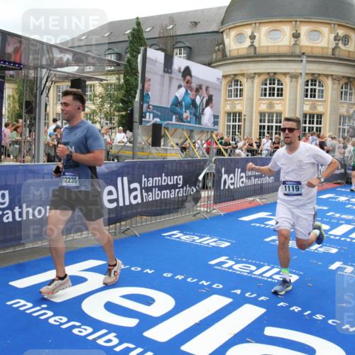 29.06.2025 - hella hamburg halbmarathon Michael Strokosch http://msf.ph/oto/8253318 29.06.2025 10:50:17 Ziel 1119, 3296, 4933, 7176, 7930, 7932, 8921, 10371, 11607, 12235, 13609, 13690, 15620, 16000, 18499, 18811, 19040 meine-sportfotos.de