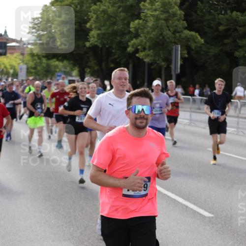 29.06.2025 - hella hamburg halbmarathon Jannik Wohlers http://msf.ph/oto/8253336 29.06.2025 09:56:48 Lombardsbrücke 1030, 1327, 1381, 1442, 1537, 1657, 1783, 2025, 2119, 2595, 2814, 2839, 2869, 3093, 3575, 3791, 4726, 4770, 5008, 5013, 5021, 5319, 5744, 6720, 6762, 7177, 7259, 7918, 8313, 8651, 8930, 9060, 9316, 10040, 10133, 10191, 10192, 10549, 10667, 10859, 11339, 11451, 11747, 11975, 12235, 12421, 12489, 12528, 12580, 12733, 13267, 13794, 13865, 14036, 14125, 14192, 14482, 14562, 14592, 15484, 15590, 15897, 16094, 16291, 16732, 17129 meine-sportfotos.de