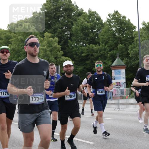 29.06.2025 - hella hamburg halbmarathon Jannik Wohlers http://msf.ph/oto/8253378 29.06.2025 10:31:17 Lombardsbrücke 1235, 1373, 1844, 1879, 2831, 2832, 3396, 3397, 3424, 3571, 3681, 4953, 5165, 5965, 6160, 6546, 6573, 6640, 7334, 8304, 8620, 8806, 9078, 9104, 9183, 9478, 9812, 9882, 9883, 10148, 10240, 10421, 10435, 10653, 11178, 12381, 12758, 13724, 14793, 15024, 15102, 15222, 15575, 16310, 16541, 17043, 17362, 17404, 17517, 18433, 18613, 18629, 18672, 19068, 19233 meine-sportfotos.de