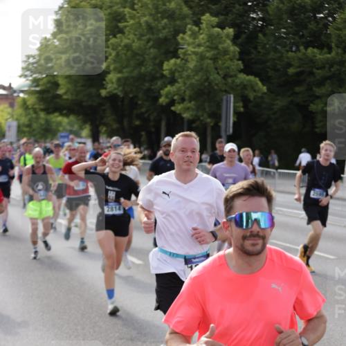 29.06.2025 - hella hamburg halbmarathon Jannik Wohlers http://msf.ph/oto/8253411 29.06.2025 09:56:49 Lombardsbrücke 1030, 1327, 1381, 1442, 1537, 1657, 2025, 2119, 2595, 2814, 2839, 2869, 3093, 3103, 3575, 4558, 4726, 5013, 5021, 5319, 5744, 6720, 6762, 7177, 7259, 7918, 8313, 8651, 8930, 9060, 9316, 10040, 10133, 10191, 10192, 10549, 10667, 10859, 11339, 11451, 11579, 11747, 11975, 12235, 12421, 12489, 12528, 12580, 13267, 13794, 13865, 14036, 14125, 14192, 14482, 14592, 15484, 15590, 15897, 16043, 16094, 16291, 16732, 17129 meine-sportfotos.de
