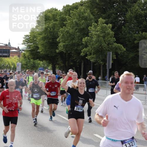 29.06.2025 - hella hamburg halbmarathon Jannik Wohlers http://msf.ph/oto/8253487 29.06.2025 09:56:49 Lombardsbrücke 1030, 1327, 1381, 1442, 1537, 1657, 2025, 2119, 2595, 2814, 2839, 2869, 3093, 3103, 3575, 4558, 4726, 5013, 5021, 5319, 5744, 6720, 6762, 7177, 7259, 7918, 8313, 8651, 8930, 9060, 9316, 10040, 10133, 10191, 10192, 10549, 10667, 10859, 11339, 11451, 11579, 11747, 11975, 12235, 12421, 12489, 12528, 12580, 13267, 13794, 13865, 14036, 14125, 14192, 14482, 14592, 15484, 15590, 15897, 16043, 16094, 16291, 16732, 17129 meine-sportfotos.de