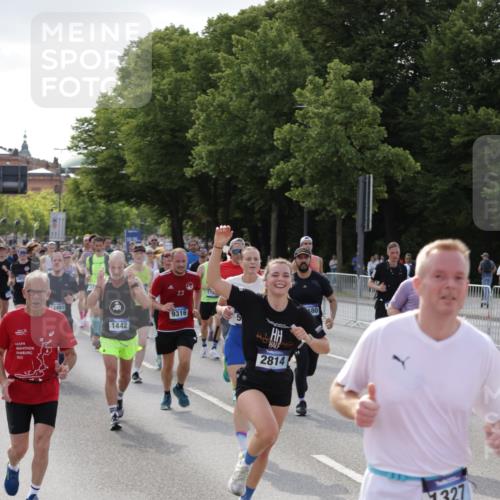 29.06.2025 - hella hamburg halbmarathon Jannik Wohlers http://msf.ph/oto/8253512 29.06.2025 09:56:49 Lombardsbrücke 1030, 1327, 1381, 1442, 1537, 1657, 2025, 2119, 2595, 2814, 2839, 2869, 3093, 3103, 3575, 4558, 4726, 5013, 5021, 5319, 5744, 6720, 6762, 7177, 7259, 7918, 8313, 8651, 8930, 9060, 9316, 10040, 10133, 10191, 10192, 10549, 10667, 10859, 11339, 11451, 11579, 11747, 11975, 12235, 12421, 12489, 12528, 12580, 13267, 13794, 13865, 14036, 14125, 14192, 14482, 14592, 15484, 15590, 15897, 16043, 16094, 16291, 16732, 17129 meine-sportfotos.de
