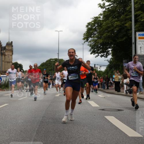 29.06.2025 - hella hamburg halbmarathon Yannick Fuchs http://msf.ph/oto/8253563 29.06.2025 10:48:04 20KM 1267, 1422, 1442, 1502, 1549, 1870, 2432, 2630, 3096, 3103, 3310, 3898, 4299, 5020, 5259, 6260, 6294, 6374, 7129, 7395, 7478, 7973, 8223, 8285, 8394, 9032, 9380, 9791, 9922, 10040, 11009, 11068, 11430, 11789, 12213, 12321, 12607, 13147, 13397, 13794, 13803, 13869, 13912, 14026, 14239, 14702, 15146, 15856, 16623, 16750, 16780, 17482, 17765, 18308, 18450, 18514, 18612, 18759, 19067, 19177 meine-sportfotos.de