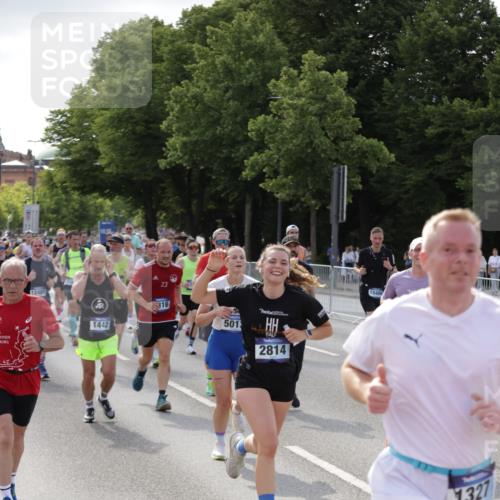 29.06.2025 - hella hamburg halbmarathon Jannik Wohlers http://msf.ph/oto/8253573 29.06.2025 09:56:49 Lombardsbrücke 1030, 1327, 1381, 1442, 1537, 1657, 2025, 2119, 2595, 2814, 2839, 2869, 3093, 3103, 3575, 4558, 4726, 5013, 5021, 5319, 5744, 6720, 6762, 7177, 7259, 7918, 8313, 8651, 8930, 9060, 9316, 10040, 10133, 10191, 10192, 10549, 10667, 10859, 11339, 11451, 11579, 11747, 11975, 12235, 12421, 12489, 12528, 12580, 13267, 13794, 13865, 14036, 14125, 14192, 14482, 14592, 15484, 15590, 15897, 16043, 16094, 16291, 16732, 17129 meine-sportfotos.de