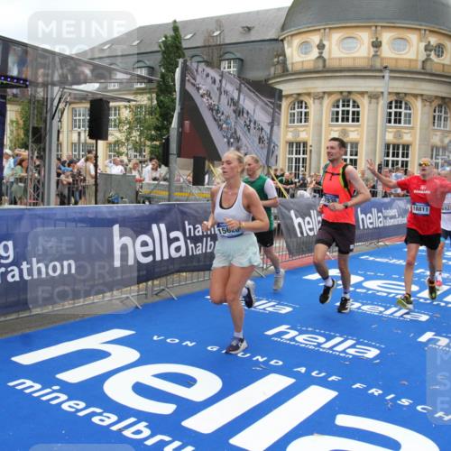 29.06.2025 - hella hamburg halbmarathon Michael Strokosch http://msf.ph/oto/8253614 29.06.2025 10:50:20 Ziel 1119, 4933, 7930, 7932, 8921, 10371, 11607, 12949, 13609, 13690, 14034, 15620, 16000, 16242, 18499, 18811, 19040 meine-sportfotos.de