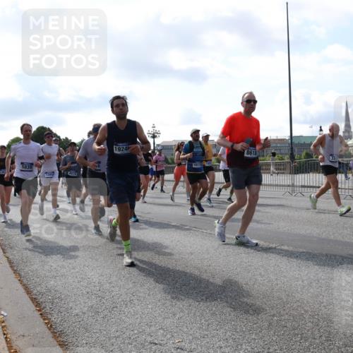 29.06.2025 - hella hamburg halbmarathon Lena Gebhardt http://msf.ph/oto/8253640 29.06.2025 09:56:47 Lombardsbrücke 1381, 1452, 1460, 1496, 1537, 1592, 1628, 1783, 1833, 1877, 2013, 2058, 2074, 2082, 2111, 2208, 2340, 2378, 2396, 2771, 2839, 2869, 2878, 2953, 2996, 3256, 3296, 3310, 3575, 3652, 3791, 4065, 4077, 4377, 4404, 4635, 4711, 4770, 4833, 4897, 5008, 5169, 5194, 5319, 5482, 5600, 5839, 5978, 6033, 6286, 6377, 6511, 6512, 6561, 6562, 6631, 7176, 7383, 7475, 7583, 8112, 8261, 8361, 8572, 8587, 8618, 8661, 8710, 8813, 8863, 8921, 8930, 8968, 8996, 9082, 9246, 9497, 9537, 9597, 9638 meine-sportfotos.de