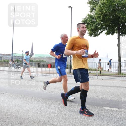 29.06.2025 - hella hamburg halbmarathon Lena Gebhardt http://msf.ph/oto/8253668 29.06.2025 10:34:16 Lombardsbrücke 1417, 1672, 1705, 1787, 2023, 2265, 2412, 2464, 2482, 2496, 2510, 2511, 2526, 2801, 2933, 3145, 3264, 3340, 3345, 3829, 3848, 4479, 4540, 4807, 4824, 4826, 4942, 5561, 5566, 5584, 5609, 5691, 6105, 6171, 6329, 6364, 6515, 6516, 6571, 6574, 6956, 7027, 7324, 7329, 7565, 7644, 8202, 8277, 8349, 8375, 8377, 8383, 8401, 8705, 8965, 9094, 9379, 9875, 9995, 10007, 10071, 10360, 10564, 11872, 13957, 16238, 16682, 16919, 17230, 18158, 18941 meine-sportfotos.de