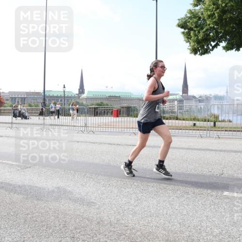29.06.2025 - hella hamburg halbmarathon Lena Gebhardt http://msf.ph/oto/8253705 29.06.2025 10:10:35 Lombardsbrücke 1186, 1548, 1573, 3921, 4389, 5182, 5440, 5511, 5990, 5991, 7042, 7250, 7333, 7636, 7685, 8219, 8890, 9169, 9366, 9681, 9816, 9829, 11027, 11180, 11355, 11887, 11904, 11905, 12008, 12426, 12629, 13588, 13594, 13797, 13825, 13901, 14679, 14822, 15214, 15409, 16166, 16344, 16445, 16639, 16808, 16872, 17148, 17532, 17730, 18196, 18949, 19023 meine-sportfotos.de