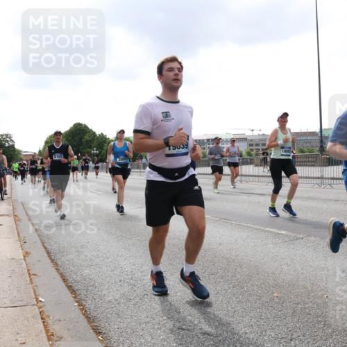 29.06.2025 - hella hamburg halbmarathon Lena Gebhardt http://msf.ph/oto/8253732 29.06.2025 10:45:47 Lombardsbrücke 1004, 1033, 1060, 1085, 1100, 1104, 1421, 1426, 1555, 1713, 1854, 1867, 1868, 1983, 2008, 2216, 2217, 2398, 2522, 2550, 2657, 2664, 2917, 2954, 2965, 2973, 3357, 3377, 4099, 4102, 4104, 4223, 4224, 4306, 4317, 4388, 4572, 5044, 5339, 5635, 5703, 5769, 5770, 5892, 5949, 6133, 6150, 6333, 6623, 6763, 6911, 6922, 7268, 7283, 7356, 7530, 7541, 7605, 7859, 7894, 8745, 9120, 9121, 9426, 9620, 10030, 10182, 10225, 10327, 10329, 10367, 10511, 11358 meine-sportfotos.de