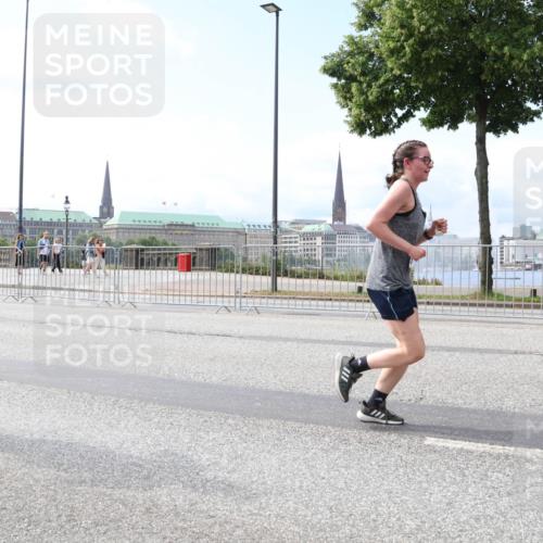 29.06.2025 - hella hamburg halbmarathon Lena Gebhardt http://msf.ph/oto/8253797 29.06.2025 10:10:35 Lombardsbrücke 1186, 1548, 1573, 3921, 4389, 5182, 5440, 5511, 5990, 5991, 7042, 7250, 7333, 7636, 7685, 8219, 8890, 9169, 9366, 9681, 9816, 9829, 11027, 11180, 11355, 11887, 11904, 11905, 12008, 12426, 12629, 13588, 13594, 13797, 13825, 13901, 14679, 14822, 15214, 15409, 16166, 16344, 16445, 16639, 16808, 16872, 17148, 17532, 17730, 18196, 18949, 19023 meine-sportfotos.de