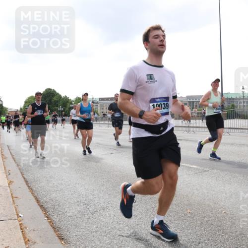 29.06.2025 - hella hamburg halbmarathon Lena Gebhardt http://msf.ph/oto/8253822 29.06.2025 10:45:47 Lombardsbrücke 1004, 1033, 1060, 1085, 1100, 1104, 1421, 1426, 1555, 1713, 1854, 1867, 1868, 1983, 2008, 2216, 2217, 2398, 2522, 2550, 2657, 2664, 2917, 2954, 2965, 2973, 3357, 3377, 4099, 4102, 4104, 4223, 4224, 4306, 4317, 4388, 4572, 5044, 5339, 5635, 5703, 5769, 5770, 5892, 5949, 6133, 6150, 6333, 6623, 6763, 6911, 6922, 7268, 7283, 7356, 7530, 7541, 7605, 7859, 7894, 8745, 9120, 9121, 9426, 9620, 10030, 10182, 10225, 10327, 10329, 10367, 10511, 11358 meine-sportfotos.de