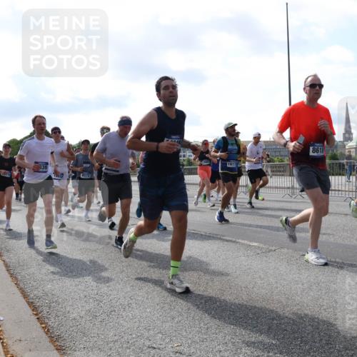 29.06.2025 - hella hamburg halbmarathon Lena Gebhardt http://msf.ph/oto/8253886 29.06.2025 09:56:48 Lombardsbrücke 1381, 1452, 1460, 1496, 1537, 1628, 1657, 1783, 1833, 1877, 2013, 2058, 2074, 2082, 2111, 2208, 2340, 2378, 2396, 2771, 2839, 2869, 2878, 2953, 2996, 3256, 3296, 3310, 3575, 3652, 3791, 4065, 4377, 4404, 4635, 4711, 4770, 4833, 4897, 5008, 5169, 5194, 5319, 5482, 5600, 5839, 5978, 6033, 6286, 6377, 6511, 6512, 6561, 6562, 6631, 7176, 7383, 7475, 7583, 8112, 8261, 8313, 8361, 8572, 8587, 8618, 8661, 8710, 8813, 8863, 8921, 8930, 8996, 9082, 9497, 9597, 9638 meine-sportfotos.de