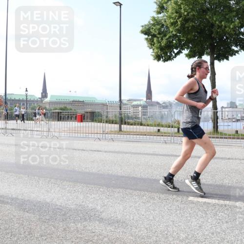 29.06.2025 - hella hamburg halbmarathon Lena Gebhardt http://msf.ph/oto/8253891 29.06.2025 10:10:35 Lombardsbrücke 1186, 1548, 1573, 3921, 4389, 5182, 5440, 5511, 5990, 5991, 7042, 7250, 7333, 7636, 7685, 8219, 8890, 9169, 9366, 9681, 9816, 9829, 11027, 11180, 11355, 11887, 11904, 11905, 12008, 12426, 12629, 13588, 13594, 13797, 13825, 13901, 14679, 14822, 15214, 15409, 16166, 16344, 16445, 16639, 16808, 16872, 17148, 17532, 17730, 18196, 18949, 19023 meine-sportfotos.de