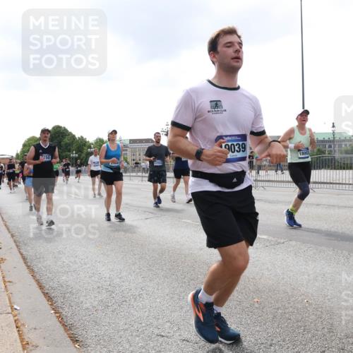 29.06.2025 - hella hamburg halbmarathon Lena Gebhardt http://msf.ph/oto/8253911 29.06.2025 10:45:47 Lombardsbrücke 1004, 1033, 1060, 1085, 1100, 1104, 1421, 1426, 1555, 1713, 1854, 1867, 1868, 1983, 2008, 2216, 2217, 2398, 2522, 2550, 2657, 2664, 2917, 2954, 2965, 2973, 3357, 3377, 4099, 4102, 4104, 4223, 4224, 4306, 4317, 4388, 4572, 5044, 5339, 5635, 5703, 5769, 5770, 5892, 5949, 6133, 6150, 6333, 6623, 6763, 6911, 6922, 7268, 7283, 7356, 7530, 7541, 7605, 7859, 7894, 8745, 9120, 9121, 9426, 9620, 10030, 10182, 10225, 10327, 10329, 10367, 10511, 11358 meine-sportfotos.de