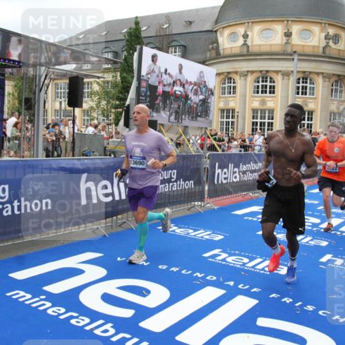 29.06.2025 - hella hamburg halbmarathon Michael Strokosch http://msf.ph/oto/8253953 29.06.2025 10:50:22 Ziel 4247, 4933, 7930, 7932, 8899, 8921, 12949, 13609, 13690, 14034, 15620, 16000, 16242, 18499, 18811, 19040 meine-sportfotos.de