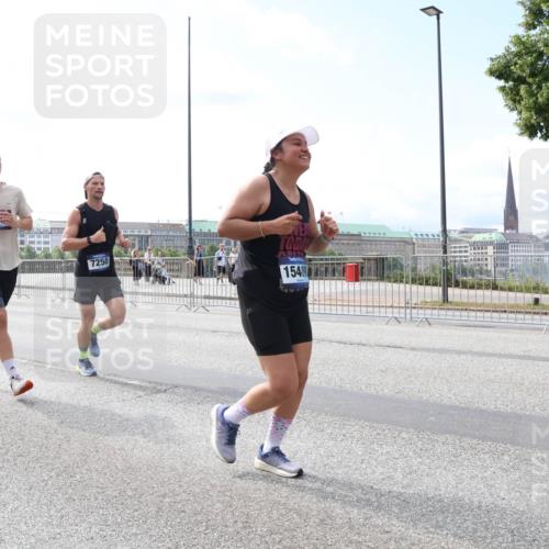 29.06.2025 - hella hamburg halbmarathon Lena Gebhardt http://msf.ph/oto/8253971 29.06.2025 10:10:36 Lombardsbrücke 1186, 1573, 4389, 5182, 5440, 5990, 5991, 7042, 7250, 7333, 7636, 7685, 8219, 8890, 9169, 9681, 9816, 9829, 11027, 11180, 11355, 11887, 11904, 11905, 12008, 12426, 12629, 13588, 13594, 13797, 13825, 13901, 14679, 14822, 15214, 15409, 16166, 16344, 16639, 16808, 16872, 17148, 17532, 17730, 18949, 19023 meine-sportfotos.de
