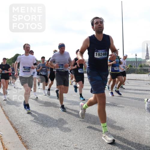 29.06.2025 - hella hamburg halbmarathon Lena Gebhardt http://msf.ph/oto/8253975 29.06.2025 09:56:48 Lombardsbrücke 1381, 1452, 1460, 1496, 1537, 1628, 1657, 1783, 1833, 1877, 2013, 2058, 2074, 2082, 2111, 2208, 2340, 2378, 2396, 2771, 2839, 2869, 2878, 2953, 2996, 3256, 3296, 3310, 3575, 3652, 3791, 4065, 4377, 4404, 4635, 4711, 4770, 4833, 4897, 5008, 5169, 5194, 5319, 5482, 5600, 5839, 5978, 6033, 6286, 6377, 6511, 6512, 6561, 6562, 6631, 7176, 7383, 7475, 7583, 8112, 8261, 8313, 8361, 8572, 8587, 8618, 8661, 8710, 8813, 8863, 8921, 8930, 8996, 9082, 9497, 9597, 9638 meine-sportfotos.de