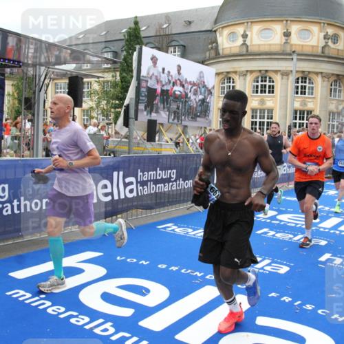 29.06.2025 - hella hamburg halbmarathon Michael Strokosch http://msf.ph/oto/8254019 29.06.2025 10:50:23 Ziel 4247, 4933, 7930, 7932, 8899, 8921, 12035, 12949, 13609, 13690, 14034, 16000, 16242, 18499, 18811, 19040 meine-sportfotos.de