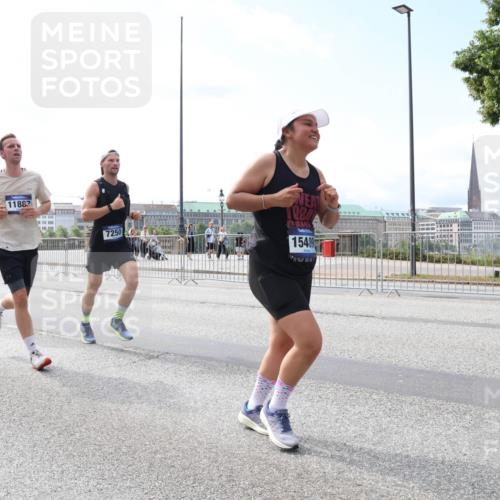29.06.2025 - hella hamburg halbmarathon Lena Gebhardt http://msf.ph/oto/8254040 29.06.2025 10:10:36 Lombardsbrücke 1186, 1573, 4389, 5182, 5440, 5990, 5991, 7042, 7250, 7333, 7636, 7685, 8219, 8890, 9169, 9681, 9816, 9829, 11027, 11180, 11355, 11887, 11904, 11905, 12008, 12426, 12629, 13588, 13594, 13797, 13825, 13901, 14679, 14822, 15214, 15409, 16166, 16344, 16639, 16808, 16872, 17148, 17532, 17730, 18949, 19023 meine-sportfotos.de