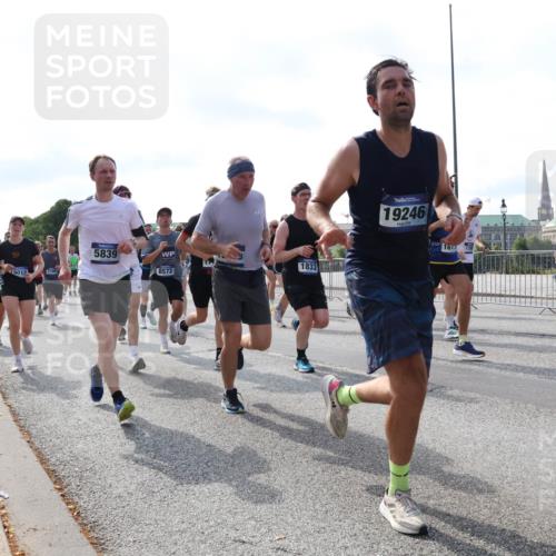 29.06.2025 - hella hamburg halbmarathon Lena Gebhardt http://msf.ph/oto/8254063 29.06.2025 09:56:48 Lombardsbrücke 1381, 1452, 1460, 1496, 1537, 1628, 1657, 1783, 1833, 1877, 2013, 2058, 2074, 2082, 2111, 2208, 2340, 2378, 2396, 2771, 2839, 2869, 2878, 2953, 2996, 3256, 3296, 3310, 3575, 3652, 3791, 4065, 4377, 4404, 4635, 4711, 4770, 4833, 4897, 5008, 5169, 5194, 5319, 5482, 5600, 5839, 5978, 6033, 6286, 6377, 6511, 6512, 6561, 6562, 6631, 7176, 7383, 7475, 7583, 8112, 8261, 8313, 8361, 8572, 8587, 8618, 8661, 8710, 8813, 8863, 8921, 8930, 8996, 9082, 9497, 9597, 9638 meine-sportfotos.de