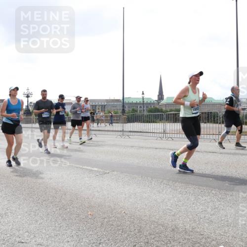 29.06.2025 - hella hamburg halbmarathon Lena Gebhardt http://msf.ph/oto/8254066 29.06.2025 10:45:48 Lombardsbrücke 1004, 1033, 1060, 1085, 1100, 1104, 1421, 1426, 1555, 1713, 1854, 1867, 1868, 1983, 2008, 2216, 2217, 2398, 2522, 2550, 2657, 2664, 2917, 2954, 2965, 2973, 3357, 3377, 4104, 4223, 4224, 4306, 4317, 4388, 4572, 5044, 5339, 5635, 5703, 5769, 5770, 5892, 5949, 6133, 6150, 6333, 6623, 6763, 6911, 6922, 7268, 7283, 7356, 7530, 7541, 7605, 7859, 7894, 8745, 9120, 9121, 9426, 9620, 10030, 10182, 10225, 10327, 10329, 10367, 10511, 11358 meine-sportfotos.de