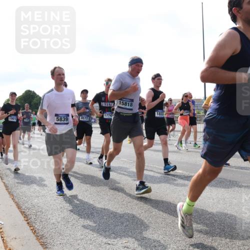 29.06.2025 - hella hamburg halbmarathon Lena Gebhardt http://msf.ph/oto/8254119 29.06.2025 09:56:48 Lombardsbrücke 1381, 1452, 1460, 1496, 1537, 1628, 1657, 1783, 1833, 1877, 2013, 2058, 2074, 2082, 2111, 2208, 2340, 2378, 2396, 2771, 2839, 2869, 2878, 2953, 2996, 3256, 3296, 3310, 3575, 3652, 3791, 4065, 4377, 4404, 4635, 4711, 4770, 4833, 4897, 5008, 5169, 5194, 5319, 5482, 5600, 5839, 5978, 6033, 6286, 6377, 6511, 6512, 6561, 6562, 6631, 7176, 7383, 7475, 7583, 8112, 8261, 8313, 8361, 8572, 8587, 8618, 8661, 8710, 8813, 8863, 8921, 8930, 8996, 9082, 9497, 9597, 9638 meine-sportfotos.de