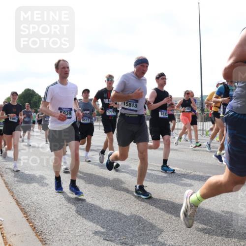 29.06.2025 - hella hamburg halbmarathon Lena Gebhardt http://msf.ph/oto/8254188 29.06.2025 09:56:48 Lombardsbrücke 1381, 1452, 1460, 1496, 1537, 1628, 1657, 1783, 1833, 1877, 2013, 2058, 2074, 2082, 2111, 2208, 2340, 2378, 2396, 2771, 2839, 2869, 2878, 2953, 2996, 3256, 3296, 3310, 3575, 3652, 3791, 4065, 4377, 4404, 4635, 4711, 4770, 4833, 4897, 5008, 5169, 5194, 5319, 5482, 5600, 5839, 5978, 6033, 6286, 6377, 6511, 6512, 6561, 6562, 6631, 7176, 7383, 7475, 7583, 8112, 8261, 8313, 8361, 8572, 8587, 8618, 8661, 8710, 8813, 8863, 8921, 8930, 8996, 9082, 9497, 9597, 9638 meine-sportfotos.de