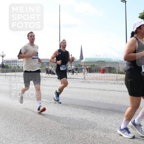 29.06.2025 - hella hamburg halbmarathon Lena Gebhardt http://msf.ph/oto/8254240 29.06.2025 10:10:36 Lombardsbrücke 1186, 1573, 4389, 5182, 5440, 5990, 5991, 7042, 7250, 7333, 7636, 7685, 8219, 8890, 9169, 9681, 9816, 9829, 11027, 11180, 11355, 11887, 11904, 11905, 12008, 12426, 12629, 13588, 13594, 13797, 13825, 13901, 14679, 14822, 15214, 15409, 16166, 16344, 16639, 16808, 16872, 17148, 17532, 17730, 18949, 19023 meine-sportfotos.de