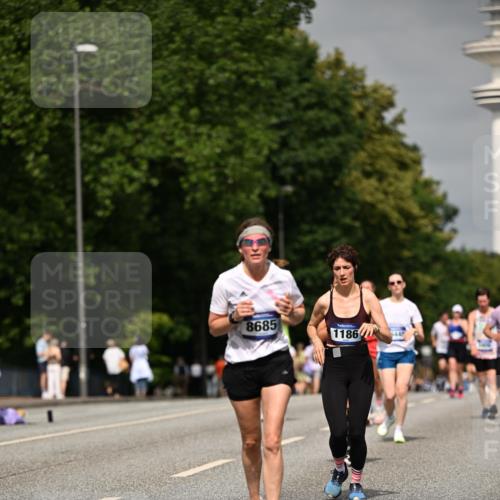 29.06.2025 - hella hamburg halbmarathon Dr. Thomas Lammeyer http://msf.ph/oto/8254248 29.06.2025 10:14:30 Kennedybrücke 1052, 1186, 1456, 5182, 5653, 5806, 7058, 8685, 9150, 9829, 9988 meine-sportfotos.de