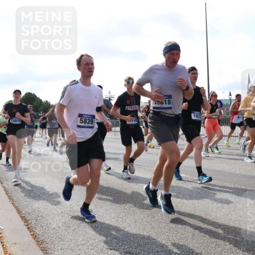 29.06.2025 - hella hamburg halbmarathon Lena Gebhardt http://msf.ph/oto/8254275 29.06.2025 09:56:48 Lombardsbrücke 1381, 1452, 1460, 1496, 1537, 1628, 1657, 1783, 1833, 1877, 2013, 2058, 2074, 2082, 2111, 2208, 2340, 2378, 2396, 2771, 2839, 2869, 2878, 2953, 2996, 3256, 3296, 3310, 3575, 3652, 3791, 4065, 4377, 4404, 4635, 4711, 4770, 4833, 4897, 5008, 5169, 5194, 5319, 5482, 5600, 5839, 5978, 6033, 6286, 6377, 6511, 6512, 6561, 6562, 6631, 7176, 7383, 7475, 7583, 8112, 8261, 8313, 8361, 8572, 8587, 8618, 8661, 8710, 8813, 8863, 8921, 8930, 8996, 9082, 9497, 9597, 9638 meine-sportfotos.de