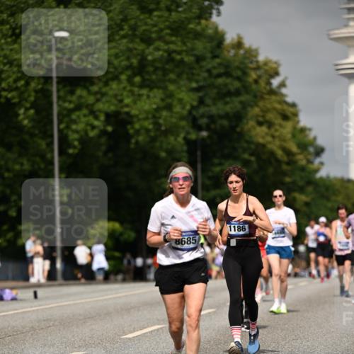 29.06.2025 - hella hamburg halbmarathon Dr. Thomas Lammeyer http://msf.ph/oto/8254318 29.06.2025 10:14:30 Kennedybrücke 1052, 1186, 1456, 5182, 5653, 5806, 7058, 8685, 9150, 9829, 9988 meine-sportfotos.de