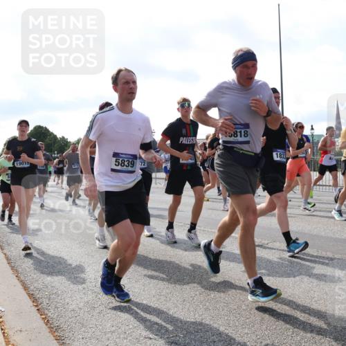 29.06.2025 - hella hamburg halbmarathon Lena Gebhardt http://msf.ph/oto/8254324 29.06.2025 09:56:49 Lombardsbrücke 1381, 1452, 1460, 1496, 1537, 1628, 1657, 1783, 1833, 1877, 2013, 2058, 2074, 2082, 2111, 2208, 2340, 2378, 2396, 2771, 2839, 2869, 2878, 2953, 2996, 3256, 3296, 3310, 3575, 3652, 3791, 4065, 4377, 4404, 4635, 4711, 4770, 4833, 4897, 5008, 5169, 5194, 5319, 5482, 5600, 5839, 5978, 6033, 6286, 6377, 6511, 6512, 6561, 6562, 6631, 7176, 7383, 7475, 7583, 8112, 8261, 8313, 8361, 8572, 8587, 8618, 8651, 8661, 8710, 8813, 8863, 8921, 8930, 8996, 9060, 9082, 9497, 9597, 9638 meine-sportfotos.de